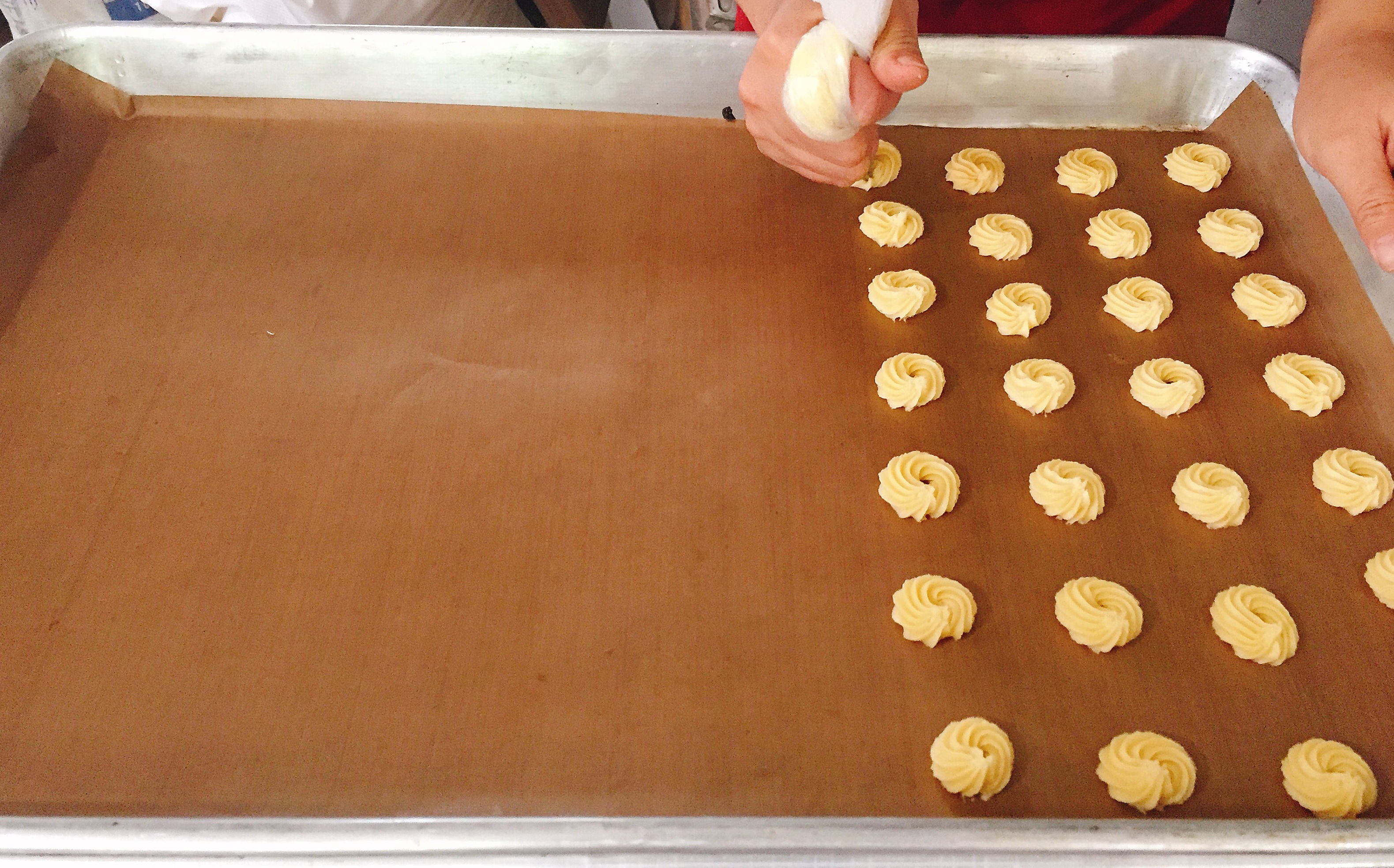 Làm bánh cookies bóp đều tay để tạo khuôn hình tròn