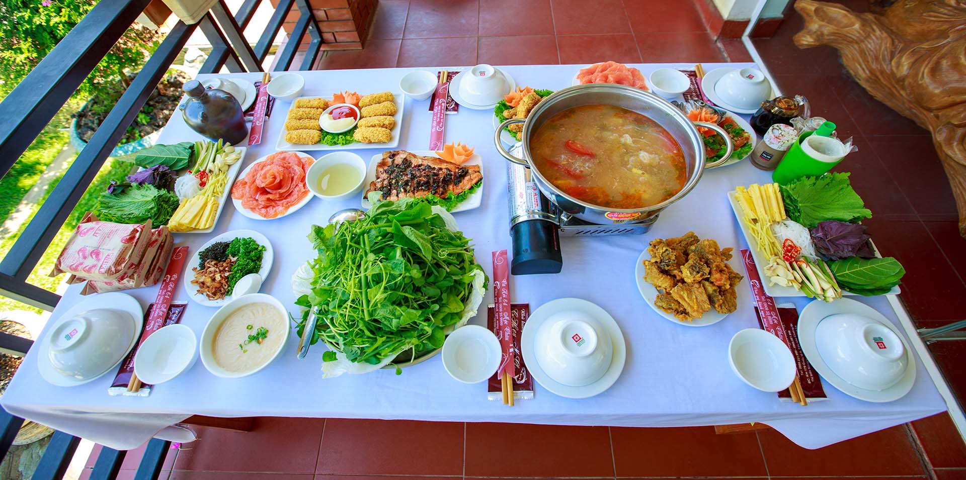 Set bàn ăn tại nhà hàng Cá Hồi 64 Mộc Châu