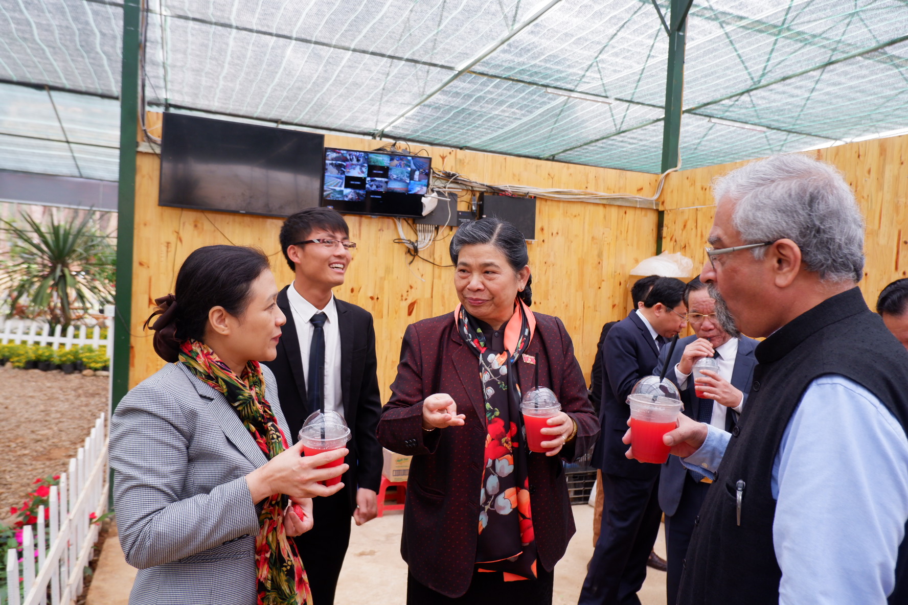 Các vị khách đều dành lời khen ngợi cho sản phẩm của nông trại Chimi 