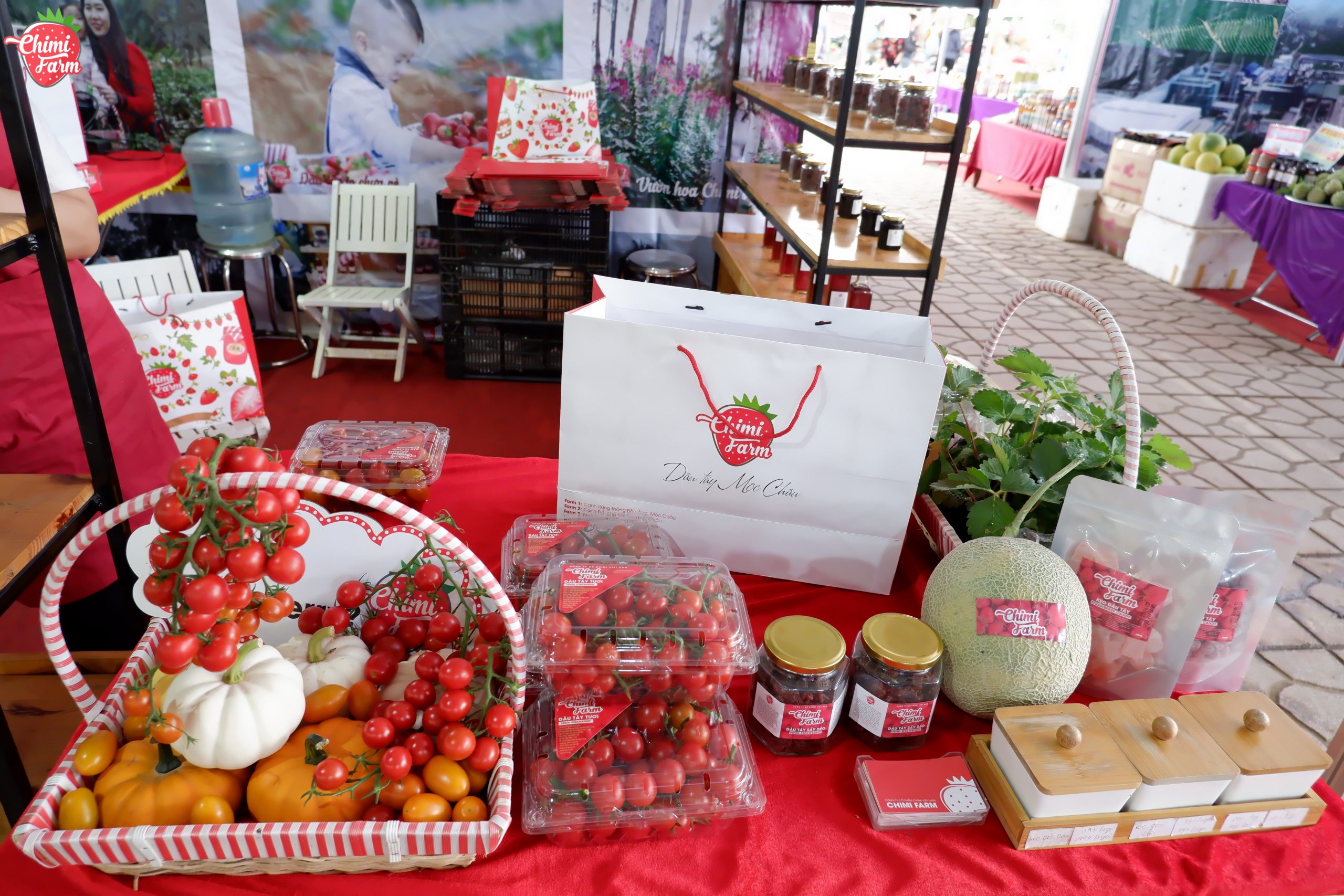 Các sản phẩm của Chimi Farm trưng bày trong hội chợ nông sản Tây Bắc
